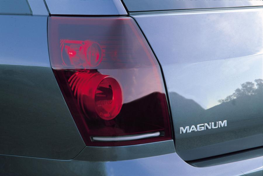 Dodge Magnum SRT8 Concept 2003 года  (фото 2 из 22)